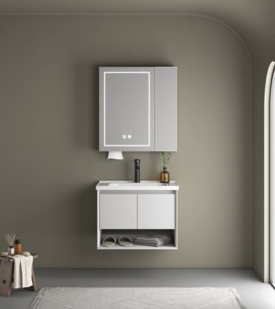 Комплект мебели за баня от PVC - Долен шкаф за баня от PVC със Soft close - Умивалник от керамика - Горен шкаф за баня от PVC с LED огледало с функция димиране и нагревател - Функция подгряване - Отвор за салфетки - Цвят: светло сив