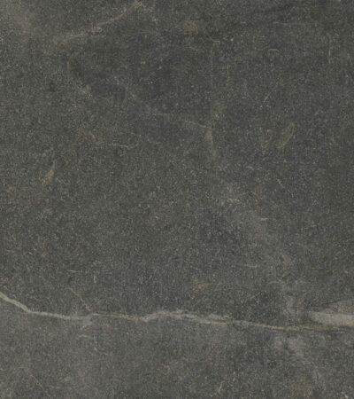 Вдъхновена от уникалната Пиетра Пече от планините Иблей в Сицилия, се ражда колекцията Иблей. Тази асфалтова скала се превърна в емблема на изкуството и културата на Рагуза. Iblei се откроява със своите уникални естетически характеристики, произтичащи от неговия морфологичен произход: разнообразна цветова гама във всяко парче и наличието на вкаменелости и вени, които го правят особено привлекателен. С автентична текстура, която е приятна на допир, Iblei внася изтънченост във всяка среда. Комбинирайки рустикална красота с модерна функционалност, Iblei създава елегантни пространства и се адаптира към различните изисквания на архитектурните проекти благодарение на различните си покрития.