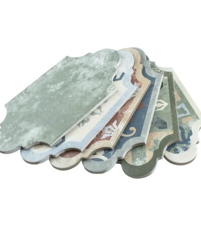 SomerTile Corinto Provenzal Colors Mix гранитогресни подови и стенни плочки внася рустик чар във вашето пространство. Уникалната удължена плочка с форма на арабеска се предлага в двадесет и девет варианта на печат, включително комбинация от геометрични и флорални шарки, които са произволно разпръснати във всяка кутия. Тези вдъхновени от енкаустика плочки се отличават с приглушени нюанси на земно зелено, метличино синьо, винтидж червено, деним и бежово.