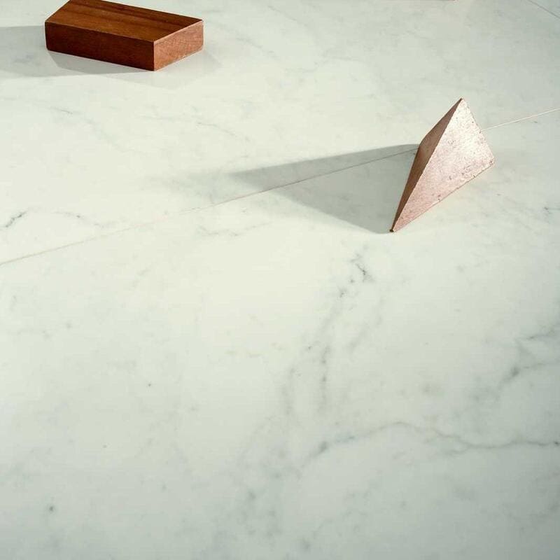 ALLMARBLE Плочките от серията ALLMARBLE са вдъхновени от естествения мрамор, но предлагат значително по-голяма устойчивост и лесна поддръжка. Моделът ALTISSIMO в бяло с деликатни сиви жилки е подходящ за стилни и минималистични интериори.